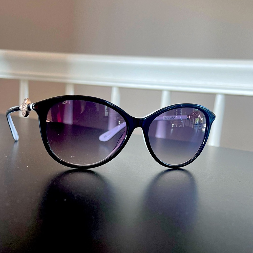 Preowned Black & White Brighton Ferrara
women’s sunglasses with case.